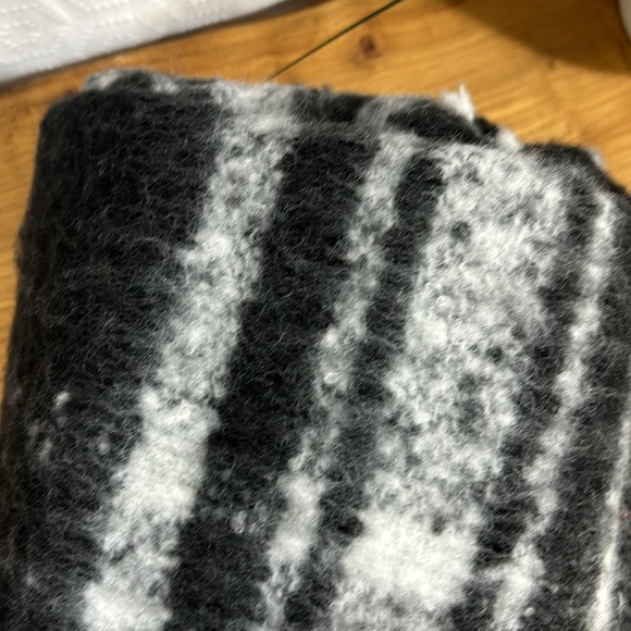 Banana Republic Rectangle Oversized fuzzy Scarf fringe recycled polyester - Picture 12 of 12